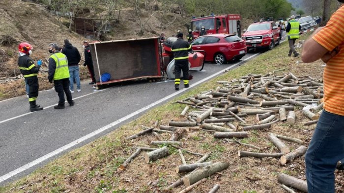 scontro tra un trattore e un auto muore 69enne