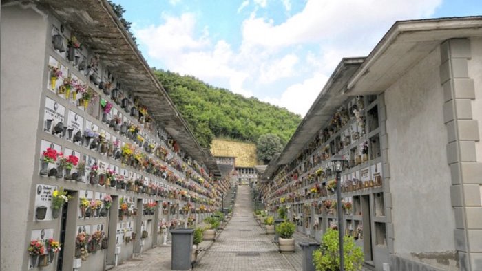 ariano resta chiuso il cimitero nel lunedi dell angelo