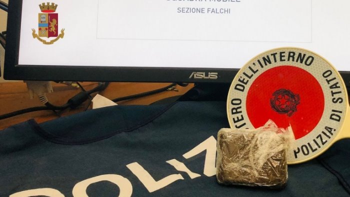 spacciava hashish nella piazza di pastena arrestata 47enne