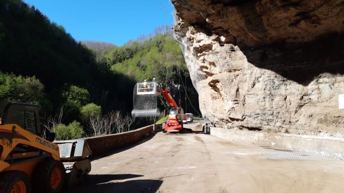 cava proseguono i lavori sulla strada avvocatella