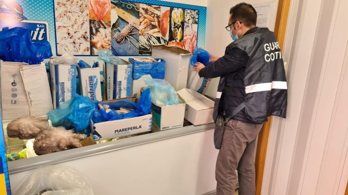 salerno pesce privo di tracciabilita sequestrati 125 kg