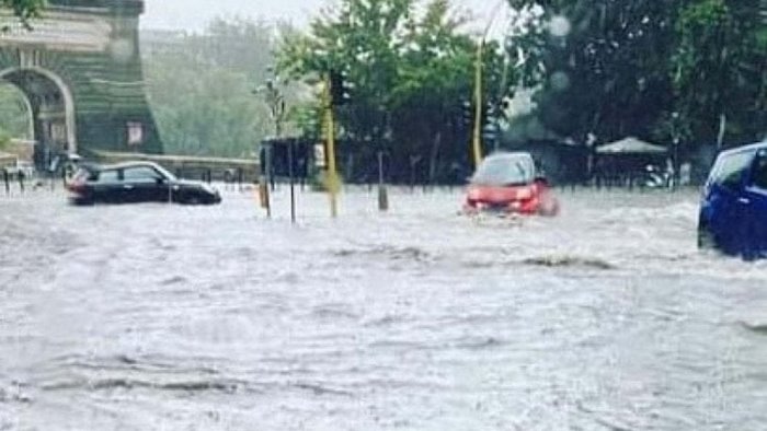 maltempo prorogata l allerta meteo rischio frane e allagamenti