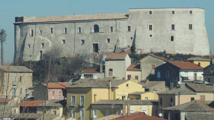 ceppaloni 16 persone svantaggiate ospitate in centro e a lezione al castello