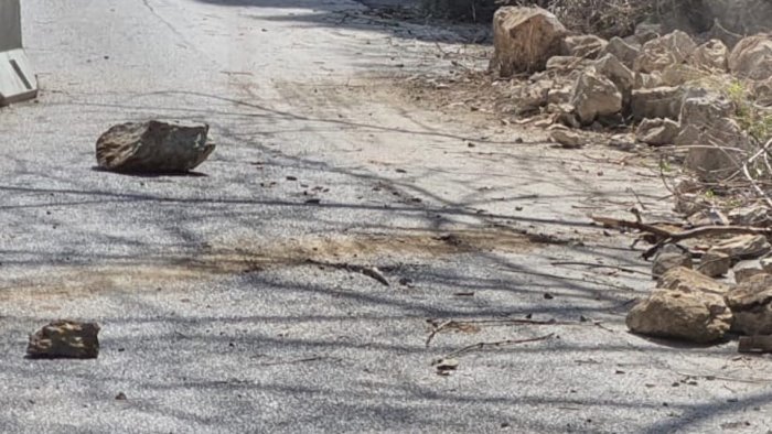 maltempo nel salernitano paura a cetara crollano pietre dal costone roccioso