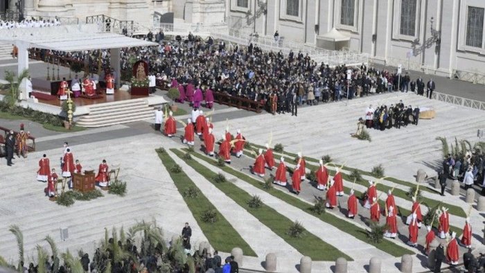 papa francesco in piazza san pietro per messa della domenica delle palme