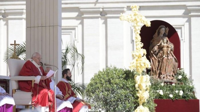 ucraina papa con la follia della guerra si torna a crocifiggere cristo