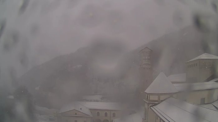 domenica delle palme con la neve fiocchi bianchi sul laceno e a montevergine