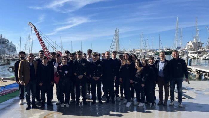 salerno studenti e capitaneria di porto celebrano la giornata del mare