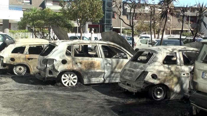 battipaglia ancora auto in fiamme nella notte cinque vetture distrutte