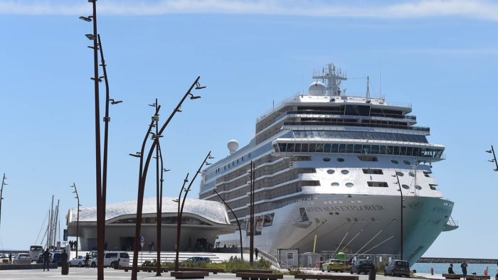 salerno ecco la mega nave seven seas explorer alla stazione marittima