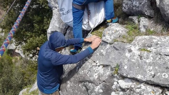 trentinara volontari in azione per ripulire le pareti rocciose