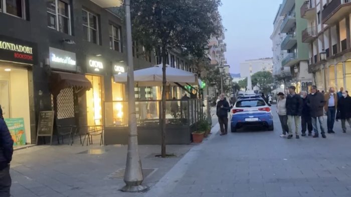 salerno tensione sul corso lite nei pressi di un bar vetrina distrutta