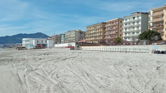 pulizia straordinaria le spiagge di salerno pronte ad accogliere i cittadini