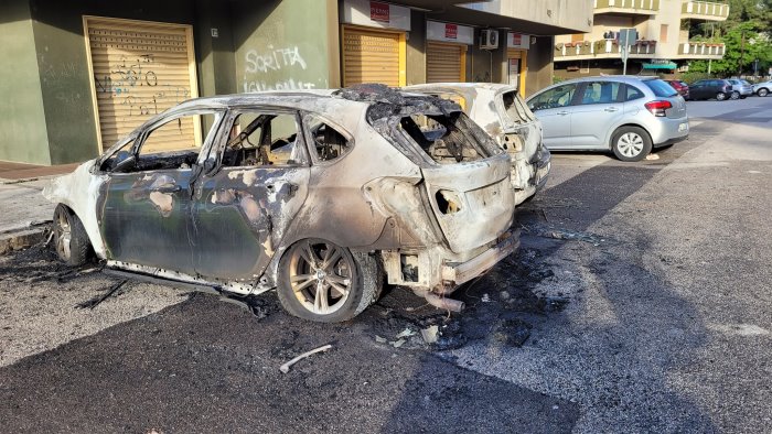 battipaglia ancora una notte di paura altre due auto in fiamme