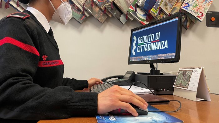 reddito di cittadinanza denunciati 955 furbetti nel centro italia