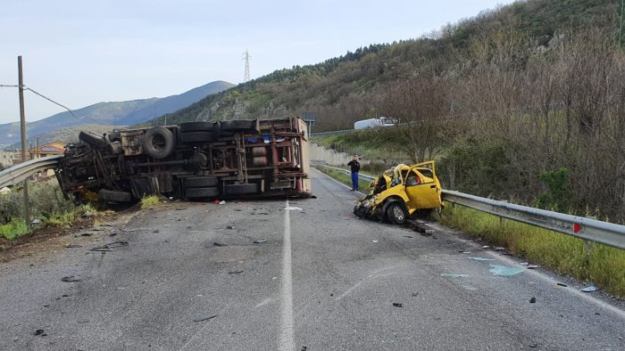 scontro tra tir e auto due feriti ad atena lucana