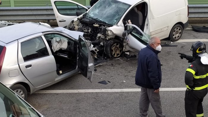 incidente sulla bussentina scontro frontale tra due auto feriti in ospedale