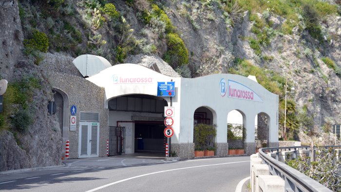 amalfi sprint per le vacanze di pasqua riapre anche il parcheggio nella roccia