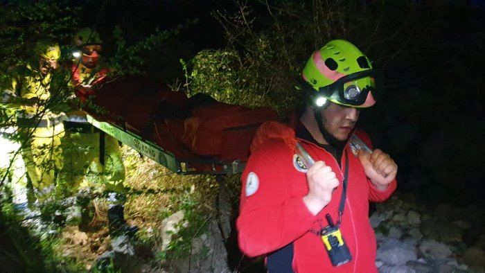 si infortuna in montagna mentre raccoglie asparagi 76enne salvato a padula