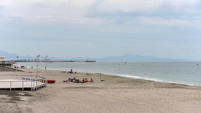 ultimata la pulizia di tutte le spiagge il sindaco cari turisti benvenuti