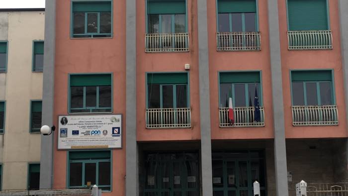 scuola da abbattere docenti e alunni sotto sfratto non sappiamo dove andremo