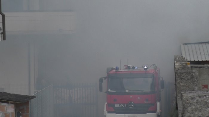 benevento fiamme in una struttura a pontecorvo danni e paura per i residenti