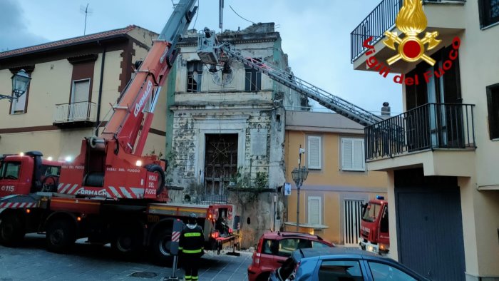 paura a quadrelle il vento spazza via la copertura della chiesa dell assunta