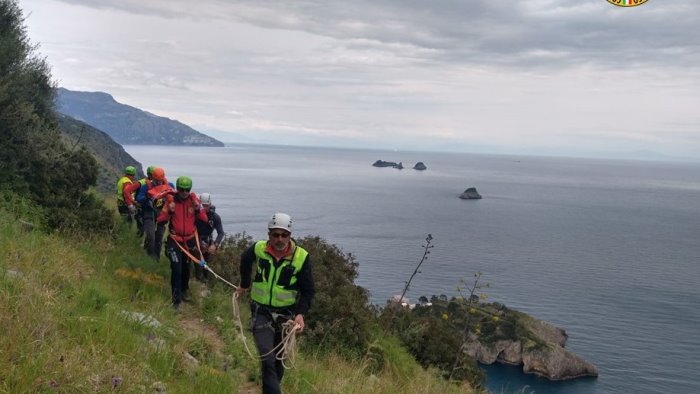 cade lungo un sentiero in costiera salvata una donna