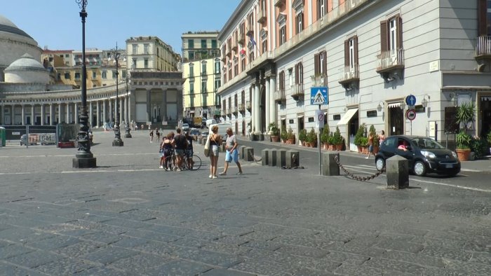 pasqua a napoli turisti a piedi e trasporti a mezzo servizio