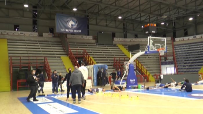 napoli basket 2 sulla zona rossa la fortitudo perde feldeine