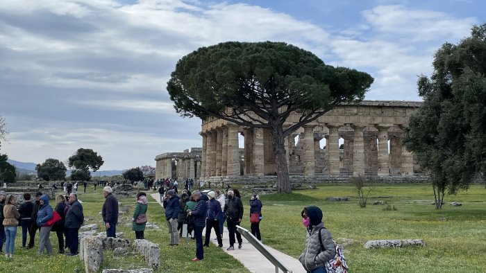 pasquetta all insegna della cultura nel cilento tanti visitatori a paestum