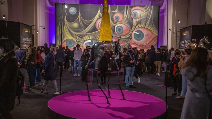 la mostra ispirata a salvador dali e alfred hitchcock fa il pieno di visitatori