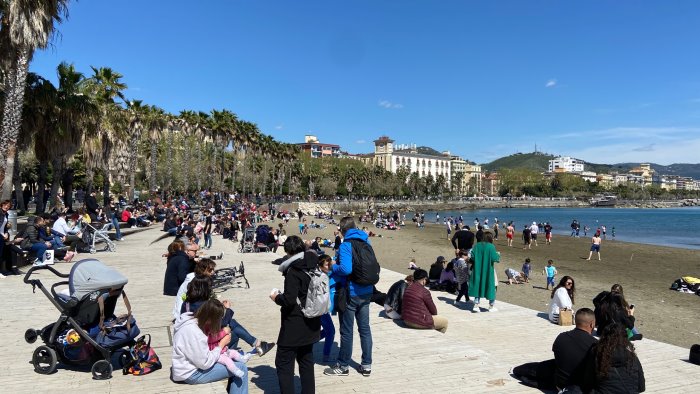 pasquetta a salerno pienone sul lungomare e sulla spiaggia di santa teresa