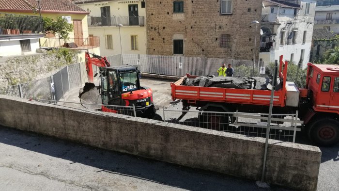 pellezzano parcheggio in via e a mario iniziati i lavori di asfalto