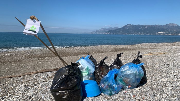 voglio un mondo pulito in azione per ripulire la spiaggia dopo pasquetta