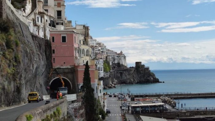 amalfi lavori al costone roccioso stop al transito in orario notturno su ss163