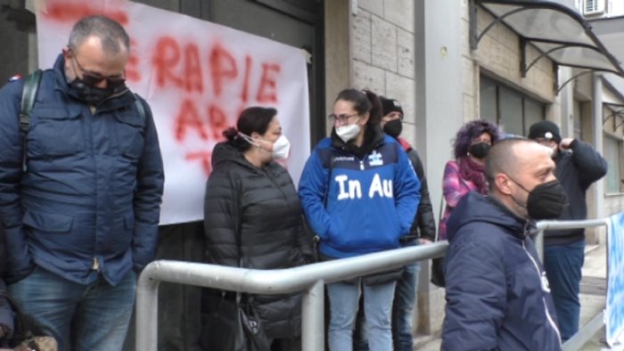 autismo protesta davanti all asl terapie aba per tutti e tavolo tecnico