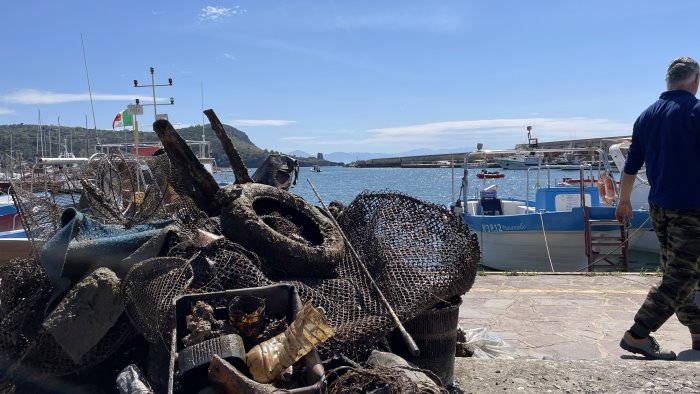 camerota subacquei della guardia costiera in azione per la pulizia dei fondali