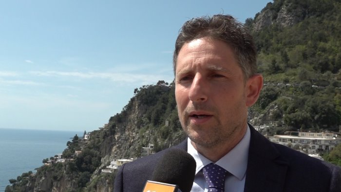 turisti appiedati a positano il sindaco lavoriamo per tutelare i nostri ospiti