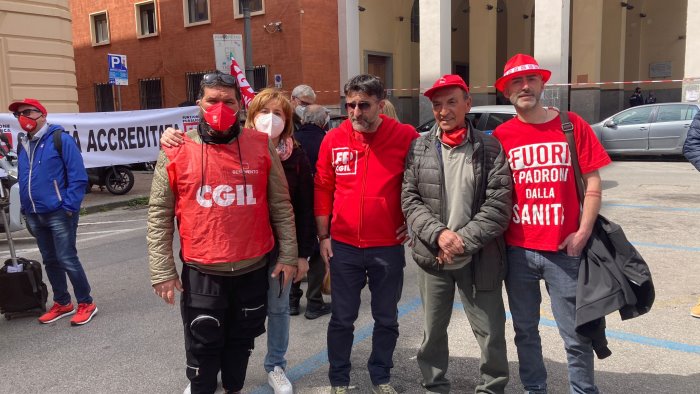 lavoratori in piazza a salerno contratti unici per la sanita accreditata