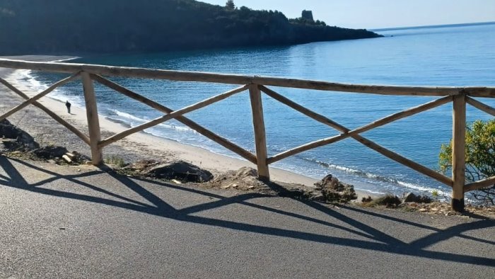 marina di camerota riparata la staccionata vandalizzata