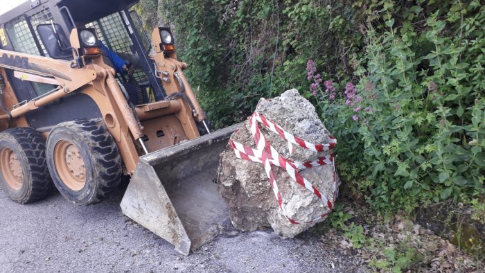 camerota operai al lavoro sulla strada del ciglioto