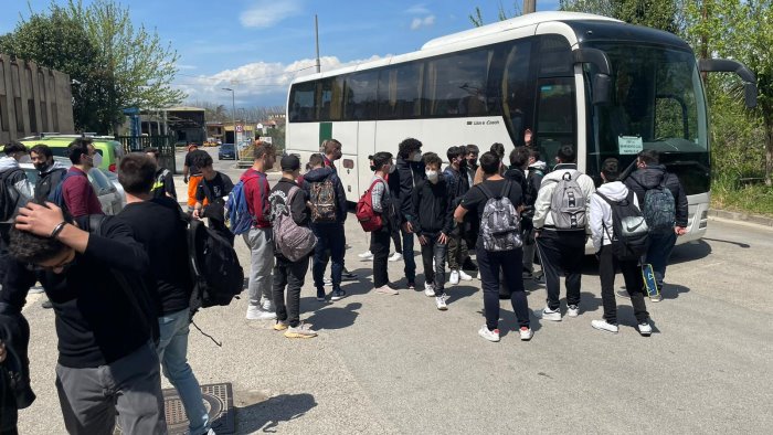 il bus per la scuola non passa studenti appiedati la rabbia dei genitori