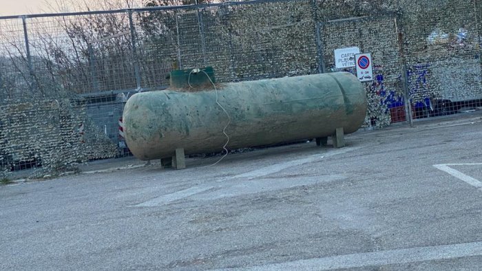 un serbatoio interrato nel piazzale del cimitero indaga la polizia municipale