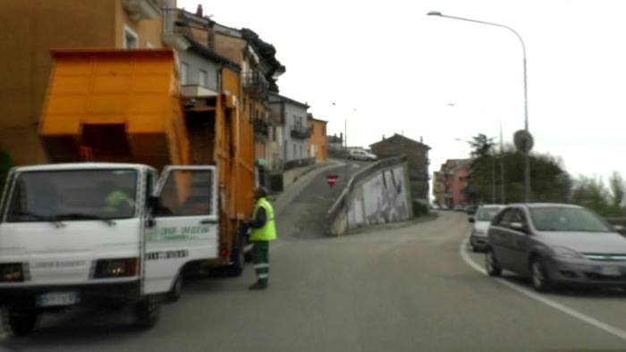 raccolta dei rifiuti regolare nella ricorrenza del 25 aprile in irpinia