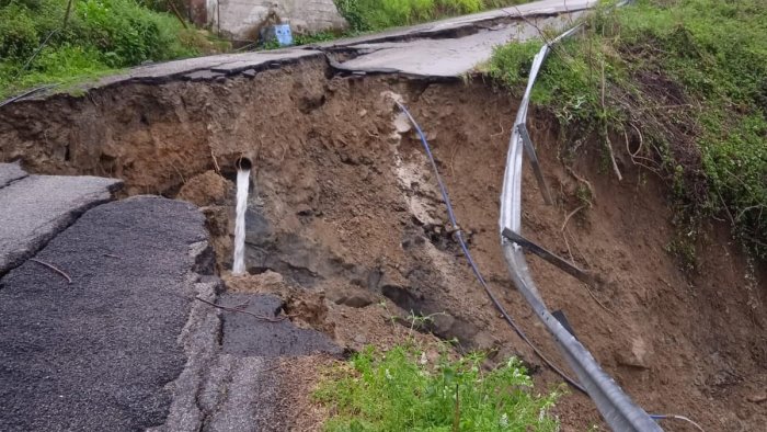 piove il cilento frana voragine in strada paura e disagi a sessa