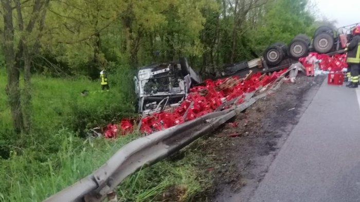 tir carico d acqua invade corsia e si ribalta in una scarpata ferito autista