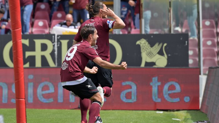 salernitana fiorentina 2 1 non c e due senza tre salerno sogna la salvezza