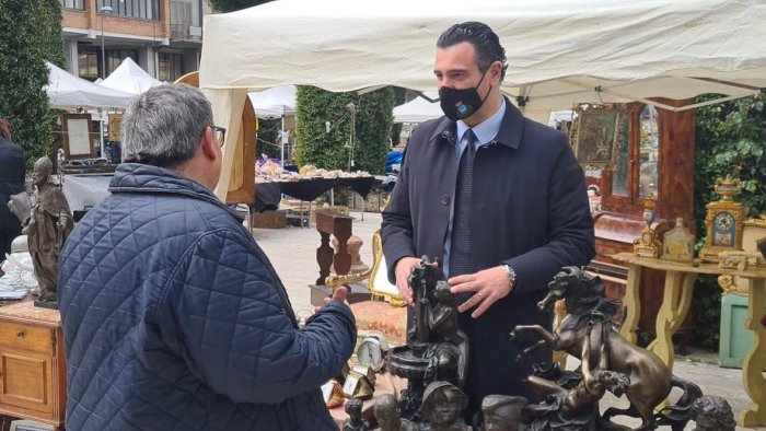 mercatino dell antiquariato ad avellino festa un prezioso tuffo nel passato