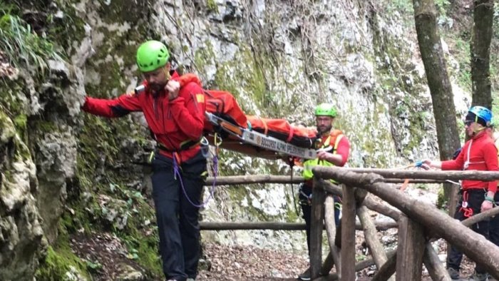 secondo incidente in poche ore sul sentiero degli dei ancora una donna ferita